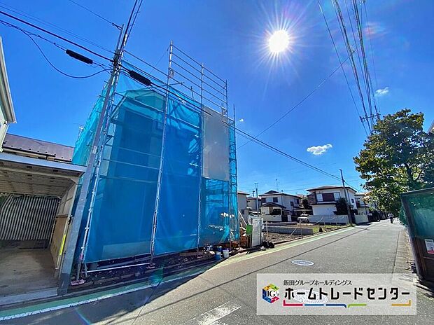 【前面道路含む現地写真】一戸建ての大きなメリットは、「自分の土地」を自由に使えること。好きなペットが飼えるほか、ガーデニングやＤＩＹ、車やバイクの手入れなど様々な趣味を楽しめます♪