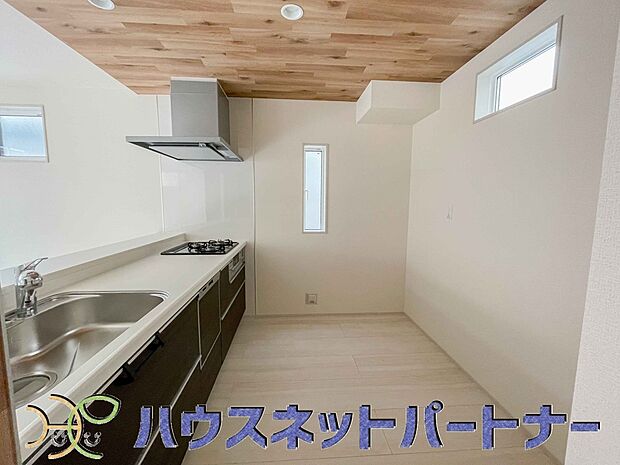 カウンターキッチンは広くて収納力もあるので、快適に料理をすることができます。食器や炊事用具を手の届くところに配置しやすいため調理もスピーディーです。