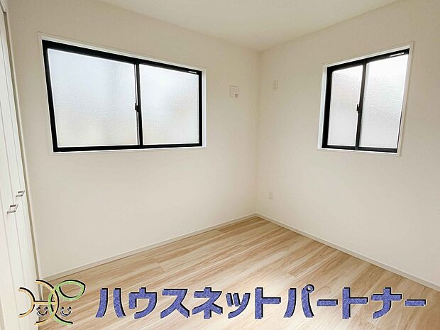 2面窓のある風通しの良いお部屋は心も体も元気にしてくれます。自分だけのお部屋作りを楽しんでみては。