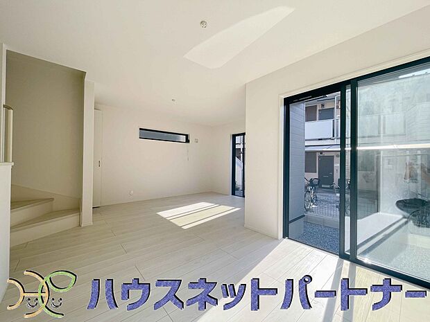 【リビング】整然とした空間演出、快適な理想の暮らしの実現は家のみの拘りではなく、そこで暮らす方々にとって素敵な環境であることも挙げられると思います。四季折々の変化が奏でる鼓動を楽しんで下さい。