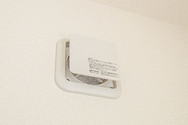 【その他設備(24時間換気システム(同仕様設備))】湿気の溜まりやすい部屋も常時強制的に換気することによって、結露やカビ抑制にも効果的です。