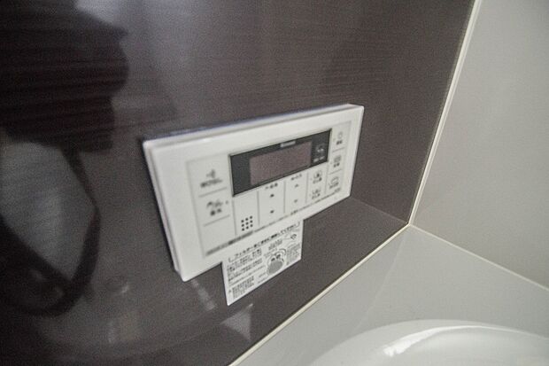 【その他設備(追い焚き機能付スイッチ(同仕様設備))】追い焚きで消費されるガス代(もしくは電気代)と、お湯張りの費用を比較したところ、追い焚きがほぼ半額の値に。家計に優しい機能であることがわかります。