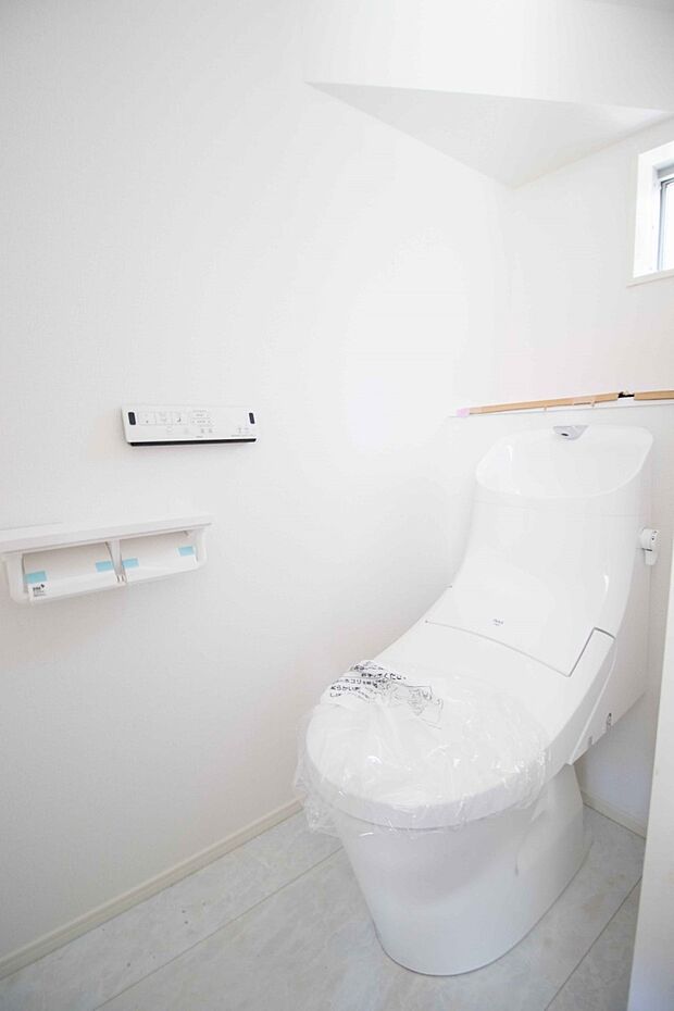【その他設備(トイレ（同仕様設備）)】快適な生活を送るための必須アイテムとなった洗浄機能付トイレ。おしり洗浄、ビデ洗浄、暖房便座の３つの機能を標準装備しています。