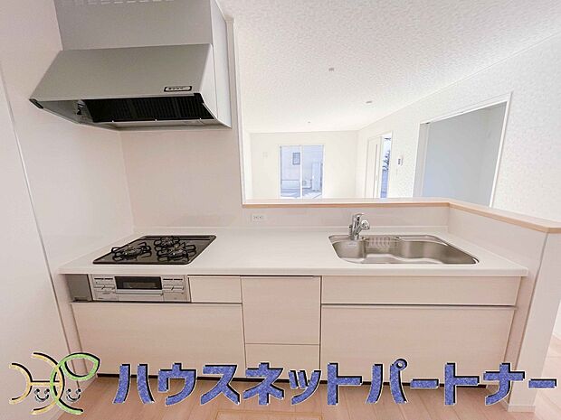 【キッチン】三口コンロで料理の幅を拡げてくれる使いやすいシステムキッチンを採用。洗い場も大きいので野菜や食器を洗ったりする際にも捗り、奥様の強い味方となってくれるはずです。