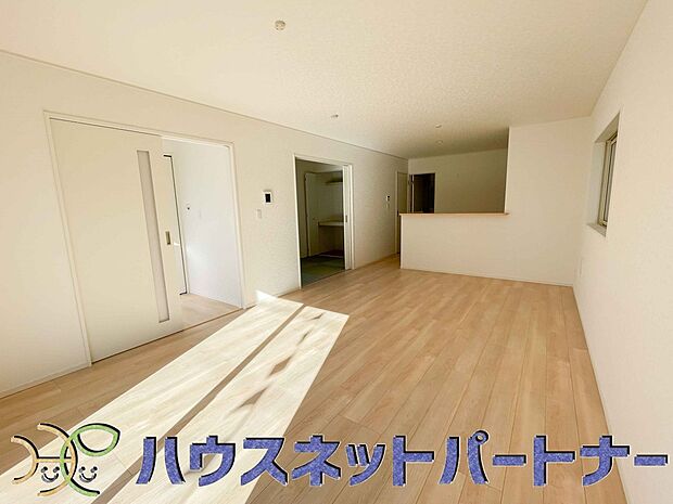 【ダイニング】キッチンカウンターがあると配膳が楽なことがメリットの一つ。後片付けをするときも、ダイニングテーブルからあまり動かずに流し台へ運ぶことができるので便利です♪