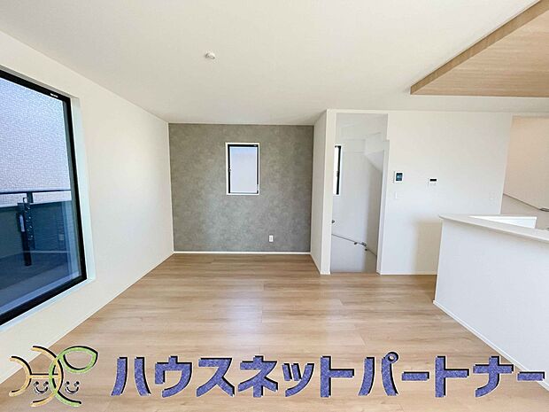 【リビング】インテリアショップで見掛けた「あの家具」も置ける、ゆったりとした空間。時に広さが上質な寛ぎの時間になる事も。