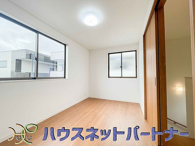 【洋室】2面窓のある風通しの良いお部屋は心も体も元気にしてくれます。自分だけのお部屋作りを楽しんでみては。