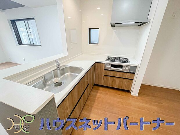 【キッチン】キッチン吊戸棚を無くす事によって、コミュニケーションを重視した設計に致しました。区画によって変わる一体感を、実際にご覧になって頂けましたらと思います。