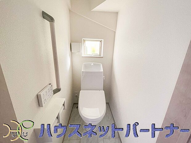 【トイレ】小窓を設置する事により明るく、通気性の良いトイレとなっております。中はゆとりのある大きさを確保しておりますので、ゆったりとお使い頂けます。