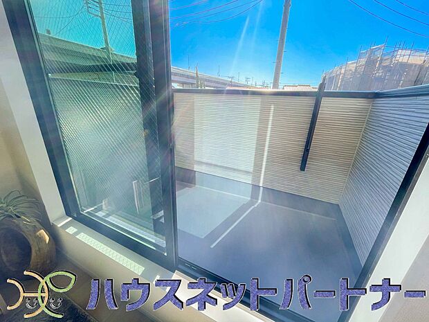 【バルコニー】青い空が近くに感じるバルコニーは、爽やかな風をお部屋へ運んでくれます。