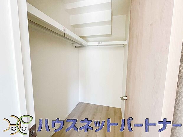 【ウォークインクローゼット】ウォークインクローゼットのメリットは、衣類の他、バッグやアクセサリーなど、身につけるものを一部屋に集めて管理できること。必要なときに見つけやすいです。