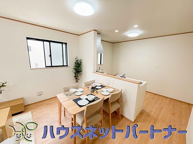 【ダイニング】カウンターがあると配膳が楽なことがメリットの一つ。後片付けをするときも、ダイニングテーブルからあまり動かずに流し台へ運ぶことができるので便利です♪