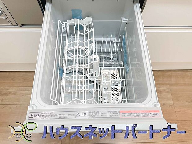 【食器洗浄機(同仕様設備)】食器洗いのわずらわしさから開放してくれる嬉しい設備。後片付けの手間を減らし奥様の時間を有効活用できます。お湯と洗剤を使う機会が少なくなるため、手荒れ防止にも。