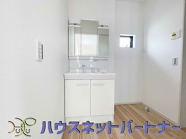 【脱衣場】毎日使う洗濯機。しっかりと奥行きのある置き場が確保されています。