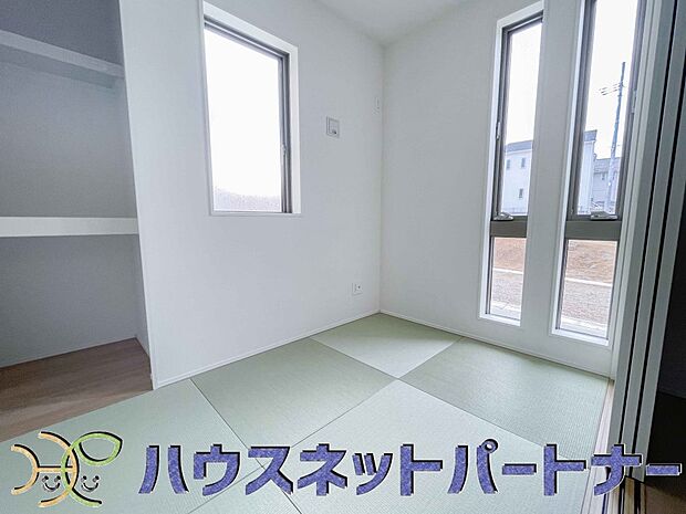 【和室】畳の素材であるイ草は、断熱性・保温性に優れ、湿気を吸収してくれます。さらに森林の香りの源といわれる成分フィトンチッドが含まれているので、室内にいながら森林浴の効果を得られます。