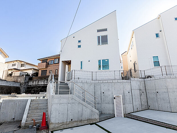 設計→施工→検査→アフターサポートまで全ての工程を自社グループにより一貫して運営。10年保証点検システムや地盤保証、瑕疵担保責任保証などで、長期にわたるアフターサポートに対応しています。(9/12)