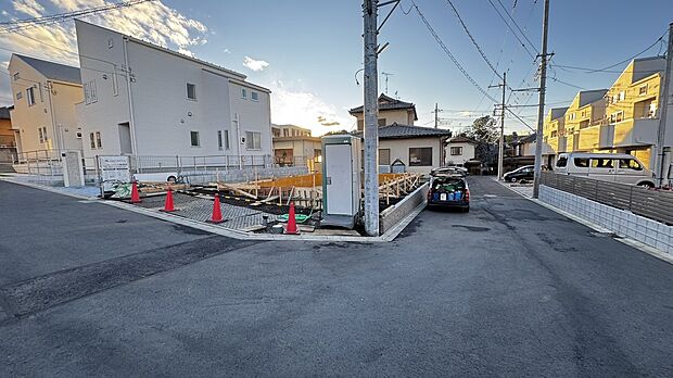 女性にやさしい自然素材の家」とは、４LDKに１階LDKを配置するのが当たり前の一般的な戸建住宅の既成概念を捨て、本当に生活しやすく住み心地の良い住宅とは？を一から考えて作り上げた住宅です。