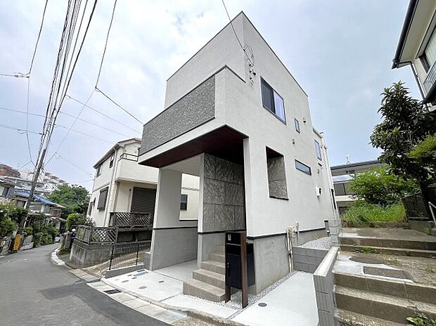 豊かな光が照らすこの場所は、たわいもない会話を楽しみ、ゆったりとした時間を過ごす場所。この場所から、家族の記憶が紡がれるでしょう。公園や保育園も近く子育てしやすい環境です。