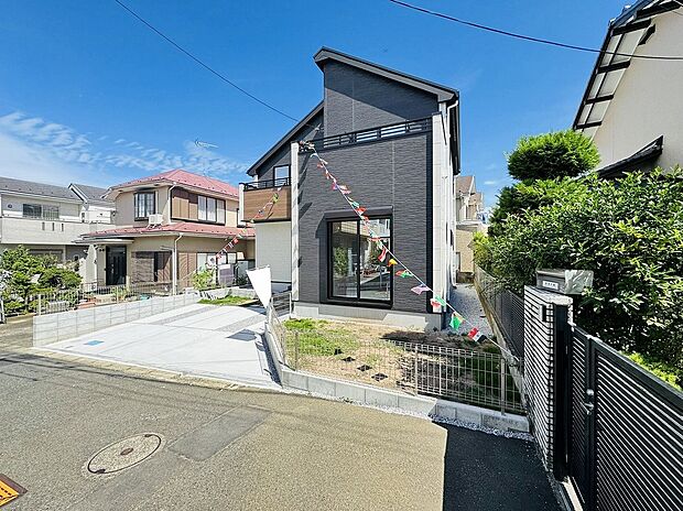 その邸が魅せる、気品・上質・重厚感・極細やかさ、そのすべては訪れる方に安らぎと品性を与える特別な空間です。ここに住むからこその意味がある。すべての（始まり）をここから迎えます。