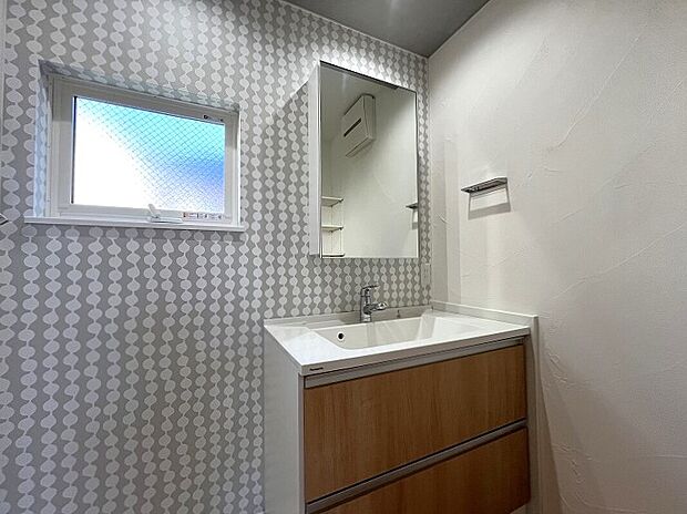 【洗面室 Panasonic製 シーライン】おそうじラクラク!洗面ドレッシングはパナソニック「シーライン」シリーズをセレクトしました。水栓まわりは「3°傾斜設計」。濡れたものを置く定位置を設け、手前に傾ける事により、水あか汚れを軽減させ手間が減ります。カウンター部はつなぎ目や隙間がないので汚れもささっと拭くだけ。排水口はフチに隙間がない構造で、掃除が楽。水栓はヘッドの引き出しが可、吐水部を左右90度首振りができ、洗面ボウルの清掃もスムーズです。収納キャビネットは、奥の物がしっかり見渡せて使いやすさに配慮。1面鏡内部にも収納が可能です。