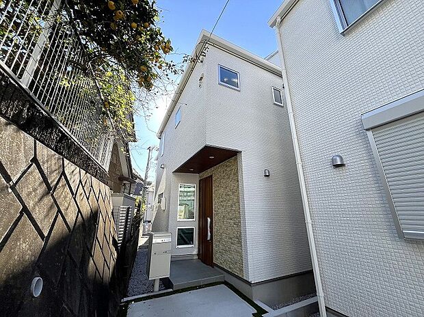 【 現地外観写真(2025年11月29日撮影)】心地よく住むためのノウハウとアイデアを、デザインのプロが監修。暮らしやすさにお洒落かわいいデザインをプラスした“自然素材の優しい家。ご見学や資料請求等、お気軽にお問合せ下さい!