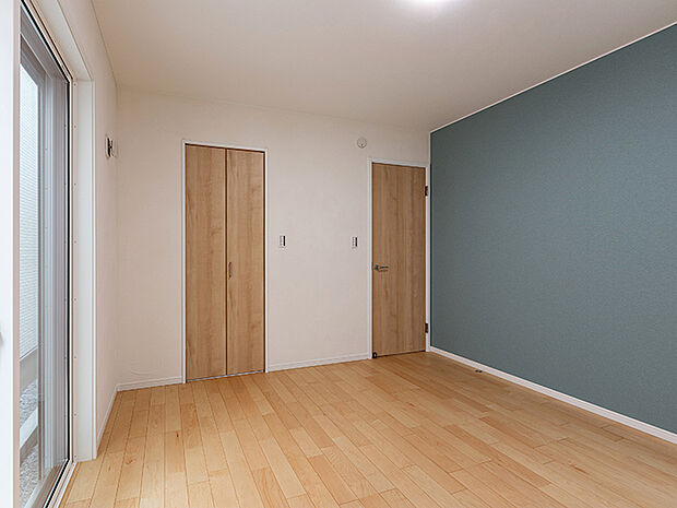 【-】アクセントクロスが空間を演出。感性を育むプライベートルームはシンプルでスマートな雰囲気。読書をしたり、音楽を聞いたりと一人の時間も充実したものになりそう。やわらかな明るい陽光にホワイトの内装と床の木目が美しい2面採光の居室。居心地よく寛げるようゆったりとした空間を確保しています。日々の生活がより充実して健やかでありますように。