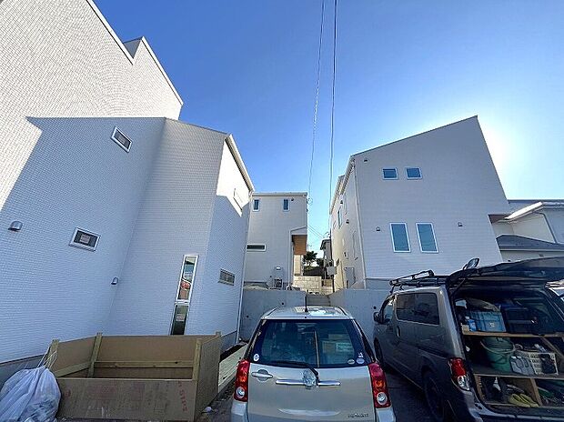 【ブランピュールたまプラーザ全3棟(2025年9月12日)】古来から建物に使用されてきた自然素材、漆喰を壁材として採用。消石灰を原料とする不燃性の塗り壁で微生物の繁殖を抑制する強アルカリ性。抗菌効果が期待できます。さらに調湿性や消臭性にも優れています。