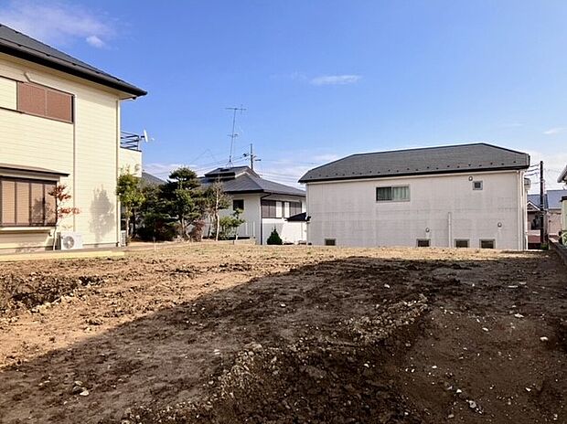 【ブランピュールたまプラーザ全3棟（2025年9月12日）】カースペースは2台。3号棟は並列駐車が可能です。家の前の道路は車通りが少なく、車庫入れも楽々です。車でお出かけするのはもちろんのこと、外出する際に道路幅が広いと見通しも良く助かりますね。