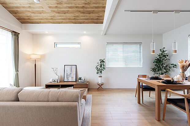 【リビングダイニング　施工例　】勾配天井が生み出す解放感。トップライトから降り注ぐやわらかな日差し。家族が集まるリビングは、ゆったりと家族団らんのひとときを過ごせます。