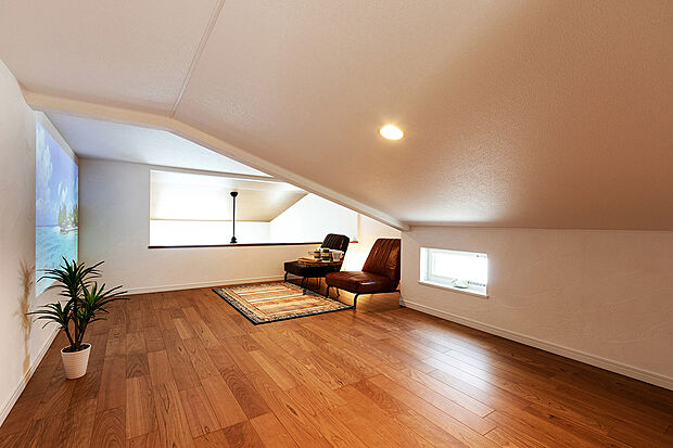 【-】マイホームに趣味のスペースを。TAKI HOUSEでは固定階段で上がれる大型ロフトを採用しております。このロフトスペースは倉庫として使用する方もいらっしゃいますが、天井が低い事以外は、通常の居室と仕様は同じですので、工夫次第でさまざまな用途でご利用する事が可能です。例えば、ルームシアターにするのはいかがでしょう。現在は低価格でも高機能のプロジェクターが多数販売されており、Netflixをはじめとしたサブスクが充実しているので、ネット回線があれば外に出なくても、様々な映像作品が楽しめます。