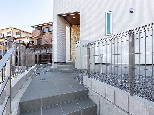 【現地写真（2026.1.15撮影）】西側道路6.5ｍ。
快適な住まいを追求する中で導き出した一つの答えが『女性の願いをかなえる優しい住まい』。同物件ではそのノウハウとアイディアを、一級建築士事務所によって、洗練されたデザインを融合。