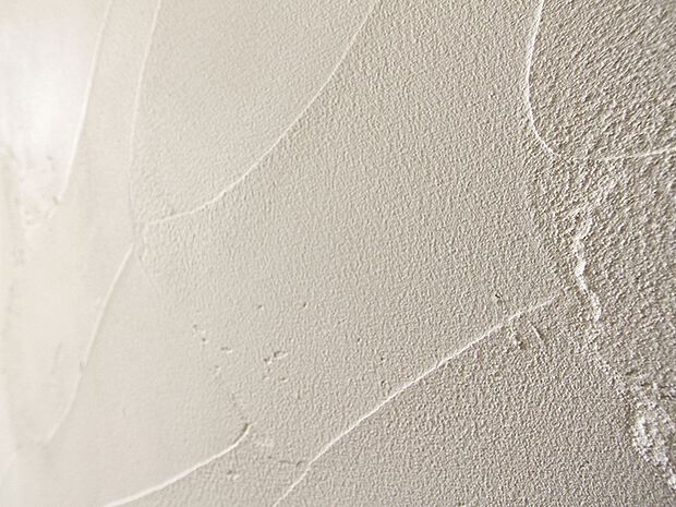 【漆喰壁】室内の壁には天然無機質１００％の自然素材「しっくい」のぬり壁。クロスと違い合成接着剤を一切使用しておりません。経年変により石化した成分は炭酸カルシウムだから人に最も伸和性がありとても安全です。