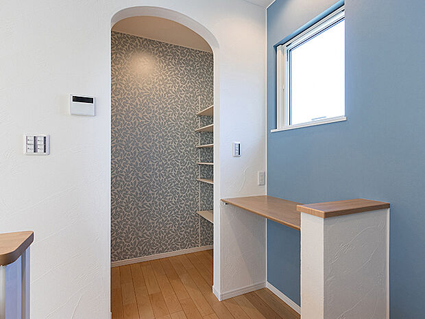 【カウンター 2号棟キッチン内】キッチンエリアに設置された一角。小さなカウンターはタブレットやPCでレシピを検索したり、でき上がった料理をインスタにアップしたり…。そばにちょっとした作業ができるフリースペースです。簡易的なテレワークスペースとしての利用も可能です。キッチンがより楽しく快適な場所になりそうですね。システムキッチンには食洗機と浄水器が標準装備。まとめ買いをしてもキッチン横に設置したパントリーに隣接しており、ちょっと物を置くにも便利です。