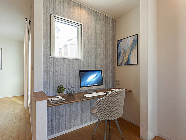 【テレワークスペース 2号棟 現地+家具CG】働き方改革やライフスタイルの多様化、在宅勤務が浸透し始めた社会では、「住まい」の重要性は増し、進化を求められています。これからの住宅は、快適な生活だけでなく快適に働くための環境を兼ね備えた「住まい」でなくてはなりません。TAKI HOUSEでは、在宅ワークに使えるテレワークスペースを積極的に取り入れています。カウンタータイプになっているので、心地の良い椅子を置いてリモート会議や資料を揃えての作業に適しています。また、書斎や趣味のスペースとして利用するほか、お子様の学習スペースとしてのご利用にも。