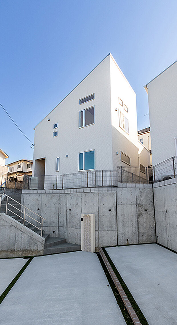 【現地写真(2026.1.15撮影)】公園が近く、自然をいっぱいに感じるロケーション。全居室収納付き。室内の壁には漆喰、フローリングには天然木を採用し暮らしにやさしく仕上げています。生活スタイルに合った、快適で楽しい暮らしを♪