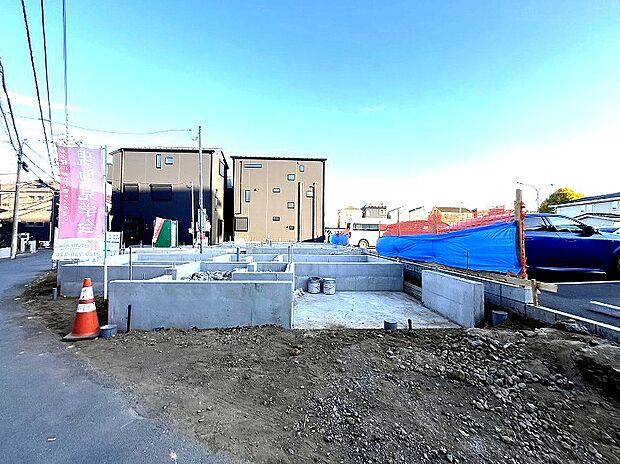 【グリノワール高津・溝の口　3期現地写真 2025.11.24】『高津』駅徒歩8分♪全16棟♪ようこそ、TAKIHOUSEの女性にやさしい自然素材の家へ♪お洒落カフェリビングへ！お友達を呼んでランチを楽しむLDKを中心とした暮らし方を提案。