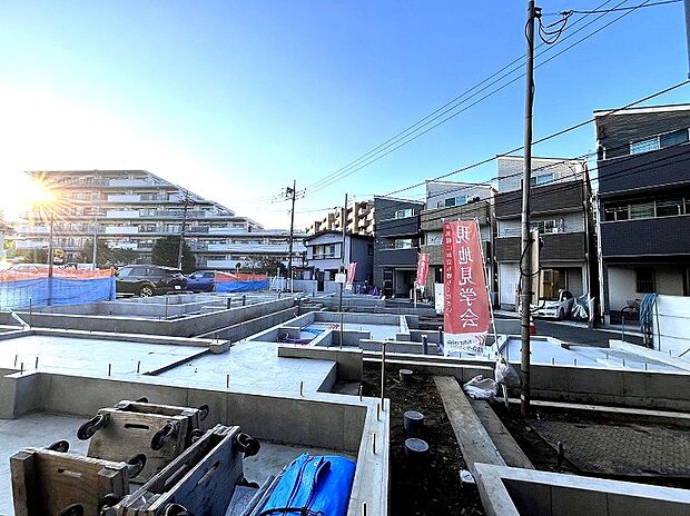 【グリノワール高津・溝の口　3期現地写真 2025.11.24】グリノワール高津全16棟3期の完成時期は、2026年6月末予定です。隣地にTAKIHOUSEのモデルハウスがございます。いつでもご見学可能です。
