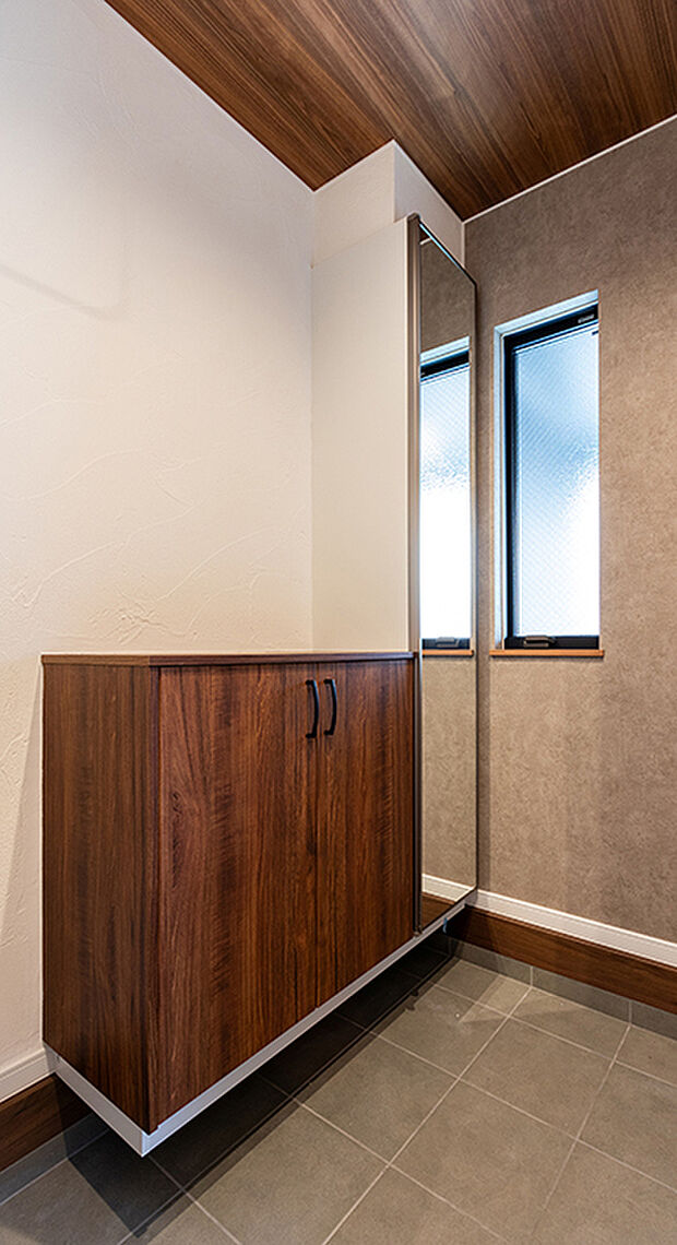 【玄関　1期施工例】玄関ホールには、アイアンで製作したコートハンガーを標準設置。TAKIHOUSEでデザインしオーダー施工したオリジナルの商品です。玄関手摺と合わせて直線的なデザインがカッコイイと評判です