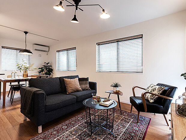 【リビング・ダイニング（施工例）】「女性にやさしい、自然素材の家」をコンセプトに1棟1棟丁寧に作りました。ご家族が心地よく過ごせるよう、広いリビングと窓を多く採り入れ明るく、そして開放感のある空間に仕上げております。