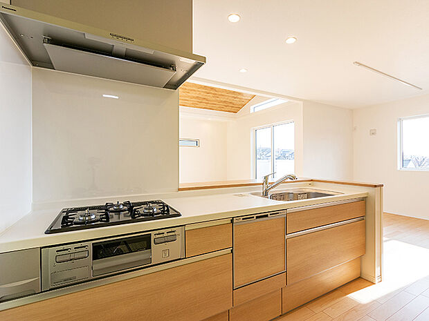 【キッチン（施工例）】食事の受け渡しが楽にできる明るい対面式キッチン。オープン型キッチンは、リビングやダイニングが壁で遮られていないので、 広々とした開放感のある空間が実現。ご家族やお客様との会話が楽しめます。