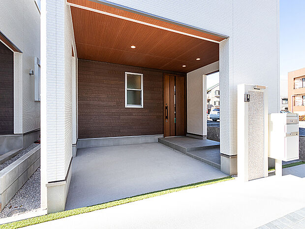 【ビルトインガレージ　施工例】【施工例】敷地内にビルトインガレージ。標準装備のモニター付インターホンは、来訪者を確認できるので防犯効果大！お子様のお留守番も安全・安心です。宅配ボックスは、2Lペットボトル6本収納可能な大容量。