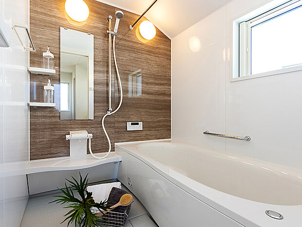 【-】1坪サイズの足が伸ばせる広いお風呂。毎日ゆったりとお風呂に入れます。きれいが続く「オフローラ」シリーズは、お掃除が楽になる「スゴピカ素材（有機ガラス系）」を使用し、浴槽やカウンター・水栓も拭くだけでキレイに。床は隅に目地がないので汚れが落としやすく、防水性の高い「スミピカフロア」。ドアにも工夫があり換気性能とお掃除性を両立。換気口と上部に移動し、ドア縁のパッキンがないからカビが生えにくくなっています。もちろん浴室換気乾燥暖房機も付いているので、梅雨の時期でも寒い冬でも1年中快適なバスルームです。