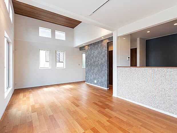 【リビングダイニング】一つひとつの空間を仕切らないことで生まれる安心感。家族の温もりを身近に感じる魅力的なリビング。たわいもない会話を楽しみ、ゆったりとした時間を過ごす空間。この場所から、家族の記憶が紡がれるでしょう。