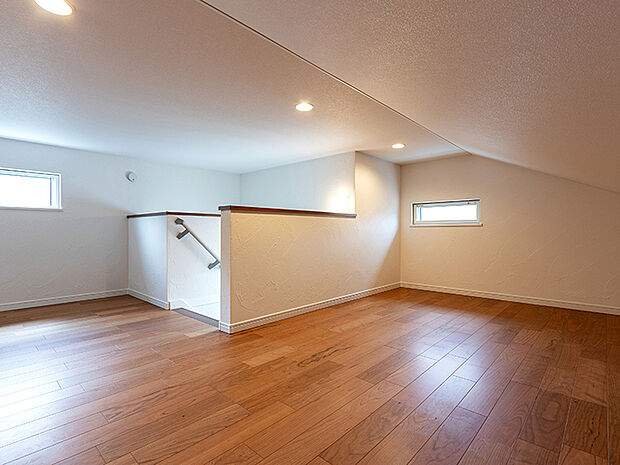 【ロフト】固定階段付のロフトは子供用の荷物置き場として利用するなど用途いろいろ、リビングとタテで繋がっているので断熱性能も高く、子供の遊び場やお父さんの秘密基地にも使えます。