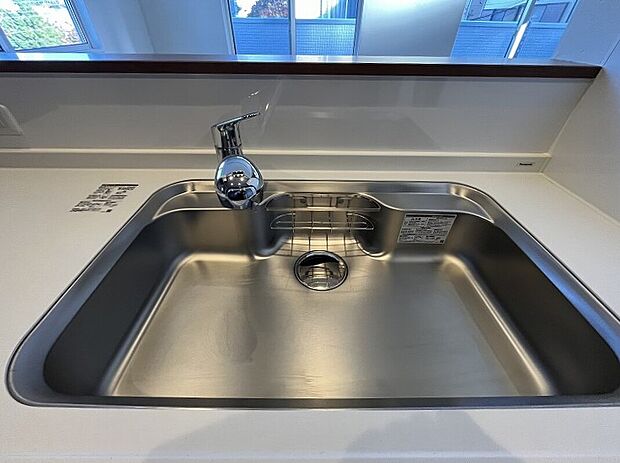 【浄水器　Panasonic製システムキッチン】【浄水器】お水を美味しく、安全に。水そのものの味わいを楽しめてコーヒーや紅茶、お茶の風味が引き立つほか、塩素や有機フッ素化合物など水道水に混入する不純物や有害物質を除去してくれるので体に優しい設備です。