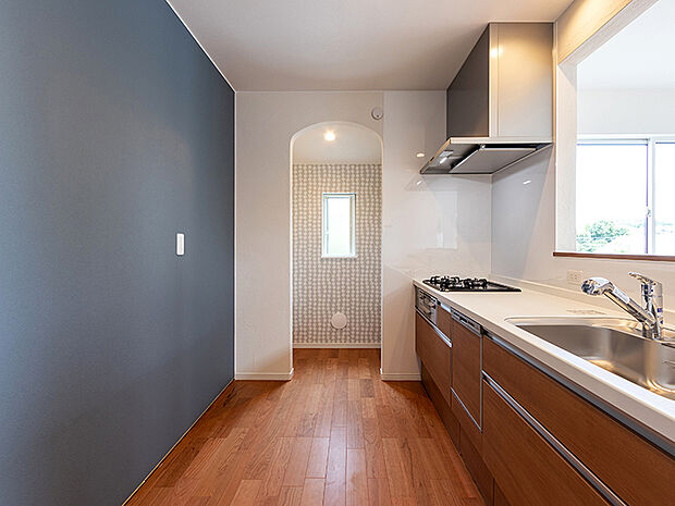 【ー】スタイリッシュな対面キッチンを採用。キッチンからリビングが見渡せるので、お子様を安心して遊ばせながら家事ができますね！リビング学習をするお子様にも声がかけやすい自然な距離感です。