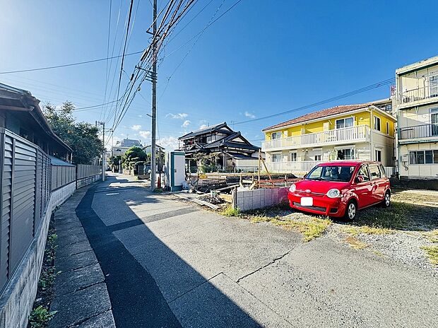 【ブランピュール久地 全3棟　現地写真（2025.10月撮影）】TAKI HOUSEは創業から現在に至るまで地域密着型の家づくりを続けています。エリアを絞っているわけは、その街の土地（地質）を深く知ることで、より良い建物を作りたいと考えているからです。