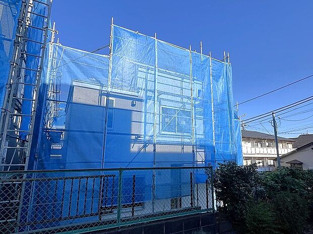 【現地写真（2025年11月28日撮影）】駐車スペース1台。全居室収納付き。室内の壁には漆喰、フローリングには天然木を採用し暮らしにやさしく仕上げています。それぞれの家庭のそれぞれの生活スタイルに合った、快適で楽しい暮らしを♪