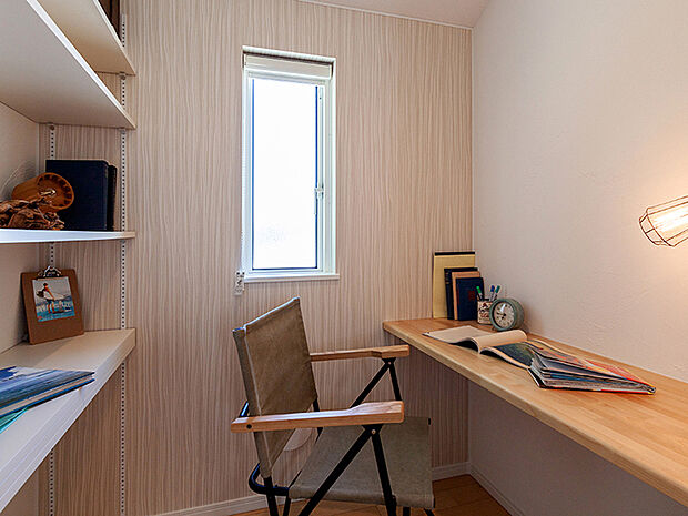 【-】働き方改革やライフスタイルの多様化、在宅勤務が浸透し始めた社会では、「住まい」の重要性は増し、進化を求められています。これからの住宅は、快適な生活だけでなく快適に働くための環境を兼ね備えた「住まい」でなくてはなりません。TAKI HOUSEでは、在宅ワークに使えるテレワークスペースを積極的に取り入れています。カウンタータイプになっているので、心地の良い椅子を置いてリモート会議や資料を揃えての作業に適しています。また、書斎や趣味のスペースとして利用するほか、お子様の学習スペースとしてのご利用にも。