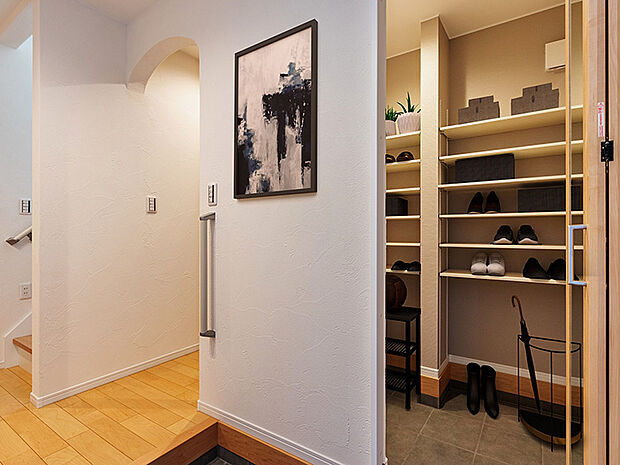 【玄関　施工例】家の第一印象を決める玄関はすっきりさせたいところ。靴やブーツだけでなく、傘や大きなものも隠せていつも気持ち良くご家族を迎えられるシューズクローゼット。大容量なのが嬉しいですね。